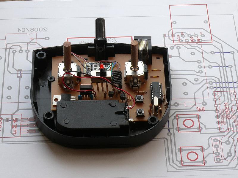 P1050616.JPG - Der fertige Sender mit provisorischen Steuerknüppel. Hinter dem Schalter liegt das 2,4 GHz-Modul.